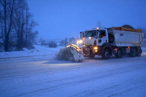 Негода в Україні: понад 1000 одиниць техніки забезпечують проїзд на дорогах (фото)