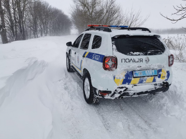 На Кременеччині поліцейські відкопували автомобіль, що опинився у сніговій пастці (фото)