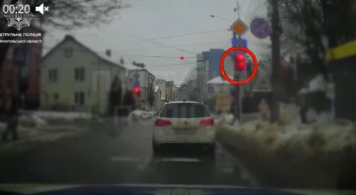 Проїхав на червоне світло: у Тернополі патрульні оштрафували водія Volkswagen (відео)