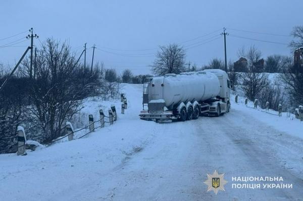 За добу на Тернопільщині поліцейські звільнили зі снігових заметів 60 авто та зафіксували 12 ДТП (фото)