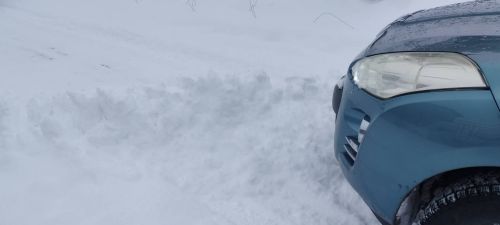 У Бережанах після роботи комунальної техніки на дорозі залишили купу снігу – люди обурені (фото, відео)