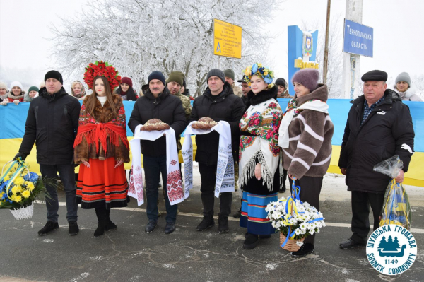 На межі Тернопільської та Хмельницької областей розгорнули прапор єдності (фото)