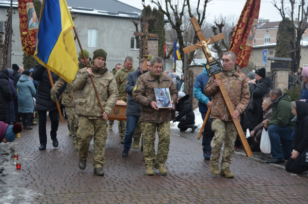Рідні голосили над домовиною: у Білобожницькій громаді зустріли загиблого захисника (фото)