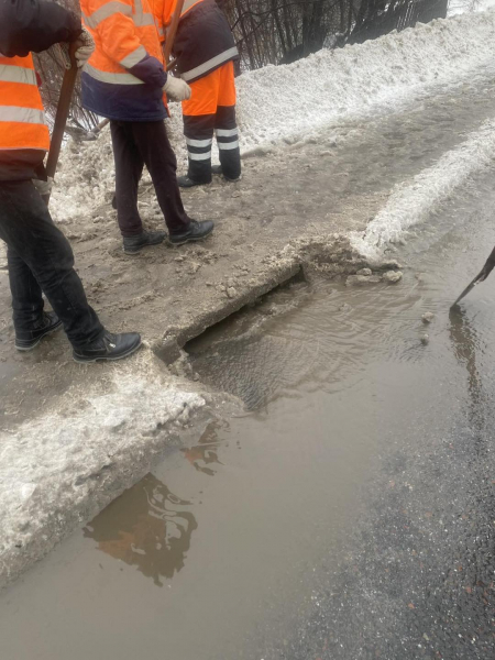 Дороги державного значення в пріоритеті: на Тернопільщині посилюють водовідведення під час відлиги (фото)