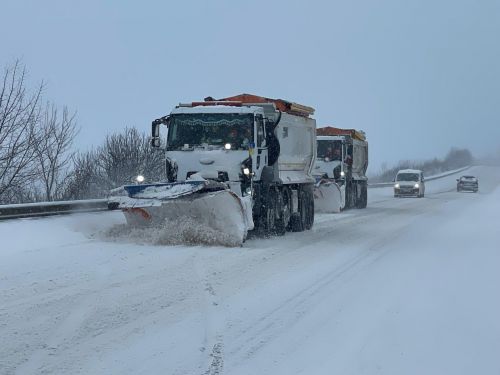 Негода в Україні: понад 1000 одиниць техніки забезпечують проїзд на дорогах (фото)