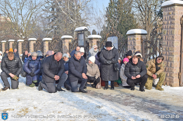 Шестеро братів і семеро сестер втратили брата: у Чорткові зустріли кортеж полеглого воїна (фото)