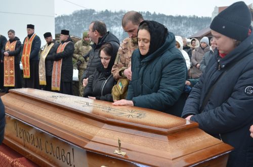 Рідні голосили над домовиною: у Білобожницькій громаді зустріли загиблого захисника (фото)