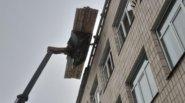 У Бережанському ліцеї розпочали терміновий ремонт даху: що відомо про причини обвалу (фото)