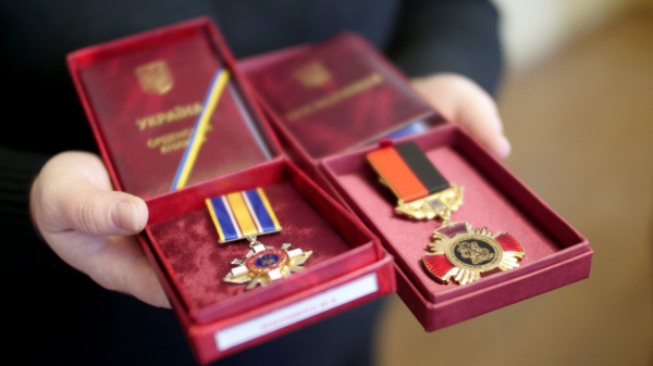 Дружині загиблого воїна на Тернопільщині вручили дві його нагороди (фото)