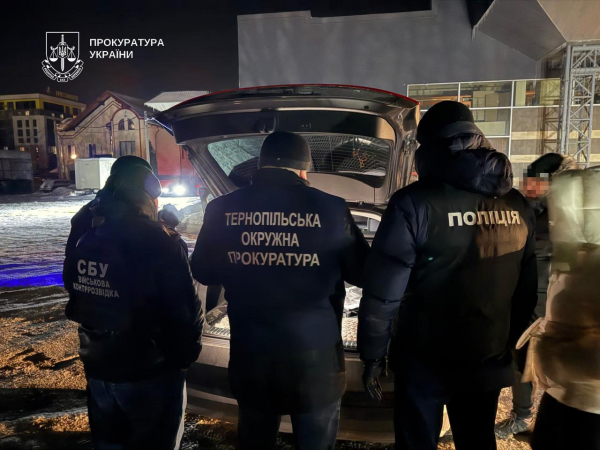 Житель Тернополя вимагав 30 тисяч доларів у військового, який втік з частини (фото)