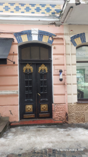 У центрі Тернополя зникла частина вивісок та реклами