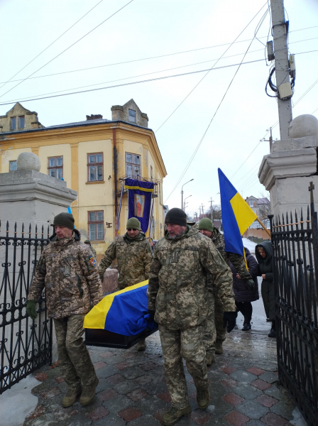 За тиждень мав святкувати 31-річчя: на Підгаєччині поховали воїна Володимира Рокецького (фото)