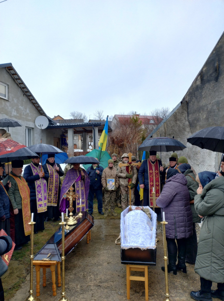 За тиждень мав святкувати 31-річчя: на Підгаєччині поховали воїна Володимира Рокецького (фото)