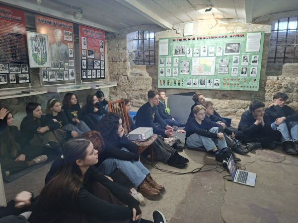 Акція «Доба»: у колишніх камерах КДБ в Тернополі молодь вшанувала пам’ять українських Героїв (ФОТО)