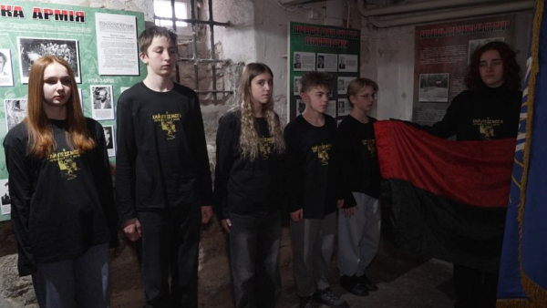 Акція «Доба»: у колишніх камерах КДБ в Тернополі молодь вшанувала пам’ять українських Героїв (ФОТО)