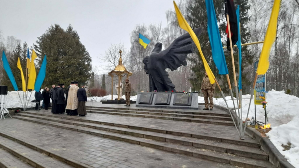 У День пам’яті воїнів-афганців ветерани Тернопільщини передали авто майору ЗСУ