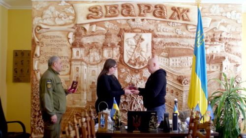 Дружині загиблого воїна на Тернопільщині вручили дві його нагороди (фото)