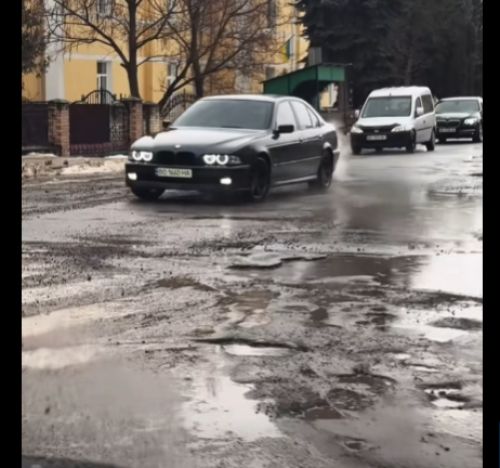 У Чорткові після зими дороги в жахливому стані (відео)