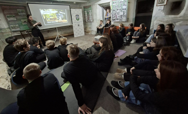 Акція «Доба»: у колишніх камерах КДБ в Тернополі молодь вшанувала пам’ять українських Героїв (ФОТО)