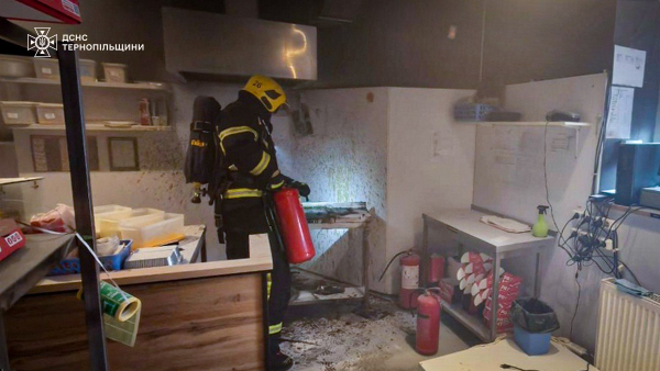 Пожежа охопила заклад громадського харчування у Тернополі (фото)