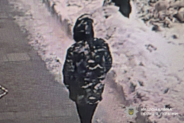 У центрі Тернополя обікрали авто військового