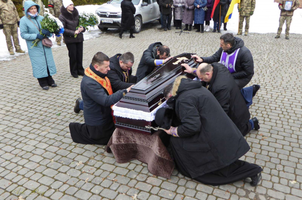 Шумська громада зустріла полеглого захисника Дмитра Войцішевського, який майже два роки вважався зниклим безвісти (фото)