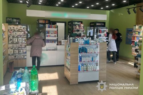 Фармацевт відволікся: у Тернополі обікрали аптеку (фото)