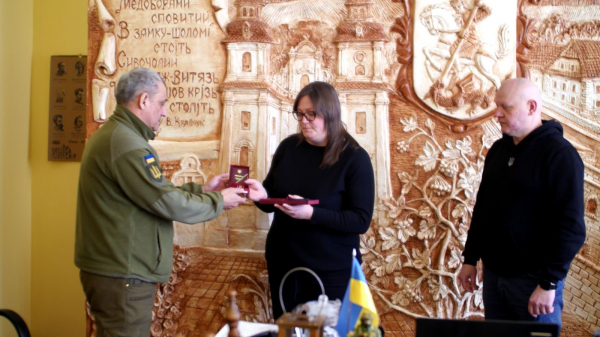 Дружині загиблого воїна на Тернопільщині вручили дві його нагороди (фото)