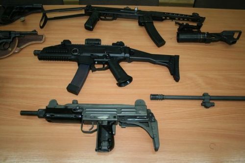 Майже сотню автоматів добровільно принесли у поліцію на Тернопільщині