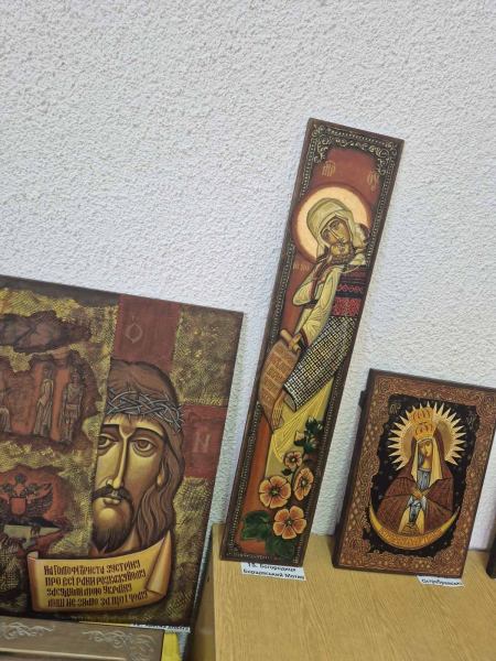 Виставка ікон Володимира Шерстія «З вірою до Перемоги» відкрилася у Заліщицькому обласному госпіталі (фото)