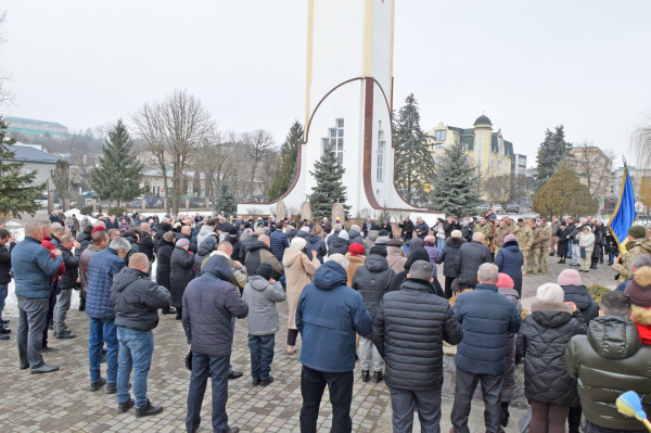 Тіло полеглого воїна Андрія Сапищука наколішки зустріли жителі Чортківщини (ФОТО)