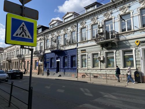 «Синій скандал» у центрі Тернополя: історичну будівлю самовільно перефарбували під магазин одягу