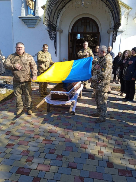 Заліщицька громада провела в останню дорогу захисника Василя Шевчука (фото)