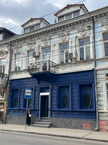 «Синій скандал» у центрі Тернополя: історичну будівлю самовільно перефарбували під магазин одягу