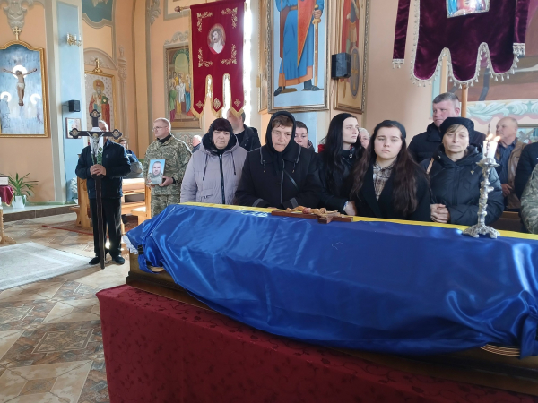 Ворожий дрон обірвав життя 43-річного Захисника: Козівська громада попрощалася з Володимиром Сломою (фото)