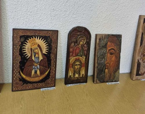 Виставка ікон Володимира Шерстія «З вірою до Перемоги» відкрилася у Заліщицькому обласному госпіталі (фото)