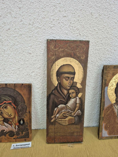 Виставка ікон Володимира Шерстія «З вірою до Перемоги» відкрилася у Заліщицькому обласному госпіталі (фото)