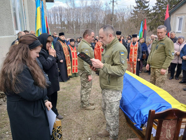Ворожий дрон обірвав життя 43-річного Захисника: Козівська громада попрощалася з Володимиром Сломою (фото)