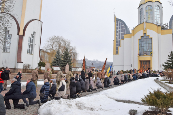 Тіло полеглого воїна Андрія Сапищука наколішки зустріли жителі Чортківщини (ФОТО)
