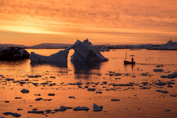 До Всесвітнього дня води опублікували фото, яким різним її колір може бути в Антарктиці