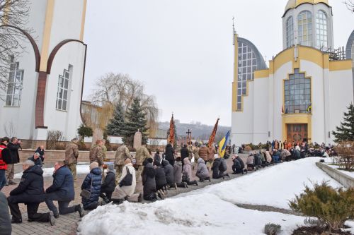 Тіло полеглого воїна Андрія Сапищука наколішки зустріли жителі Чортківщини (ФОТО)
