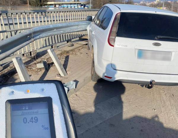 Сів за кермо напідпитку та влетів у відбійник водій автомобіля "Форд" у Тернополі (фото)