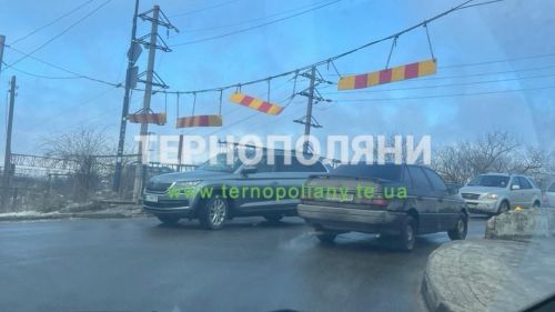 У Тернополі на «горбатому мості» вантажівка пошкодила обмежувачі руху