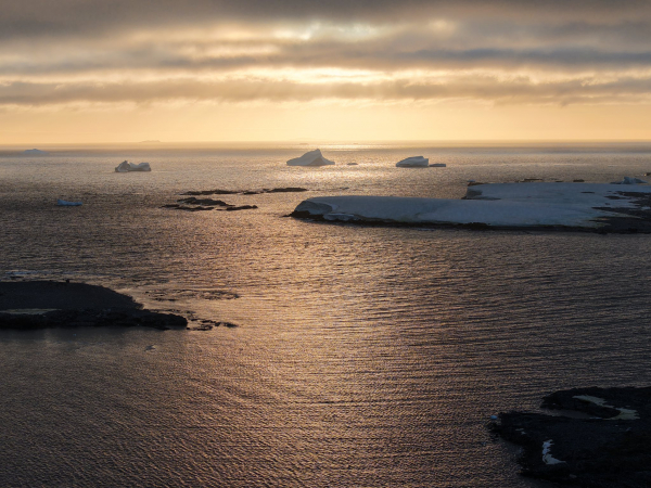 До Всесвітнього дня води опублікували фото, яким різним її колір може бути в Антарктиці