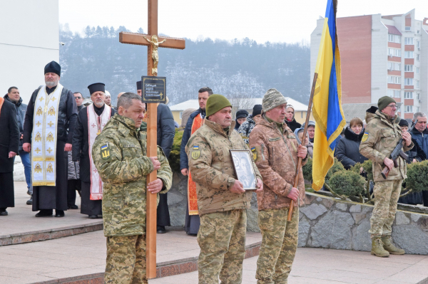 Тіло полеглого воїна Андрія Сапищука наколішки зустріли жителі Чортківщини (ФОТО)