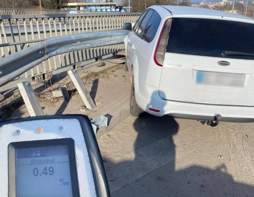 Сів за кермо напідпитку та влетів у відбійник водій автомобіля "Форд" у Тернополі (фото)