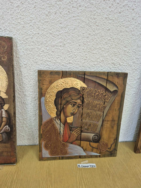 Виставка ікон Володимира Шерстія «З вірою до Перемоги» відкрилася у Заліщицькому обласному госпіталі (фото)