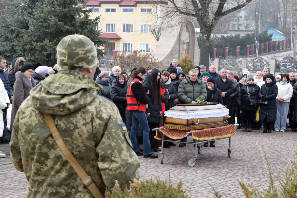 Тіло полеглого воїна Андрія Сапищука наколішки зустріли жителі Чортківщини (ФОТО)