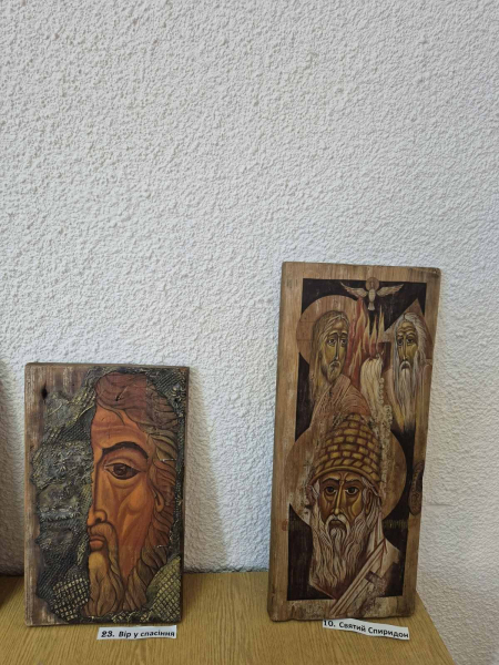 Виставка ікон Володимира Шерстія «З вірою до Перемоги» відкрилася у Заліщицькому обласному госпіталі (фото)