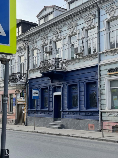 «Синій скандал» у центрі Тернополя: історичну будівлю самовільно перефарбували під магазин одягу